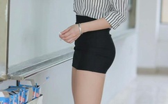 他缓慢而有力的撞着视频